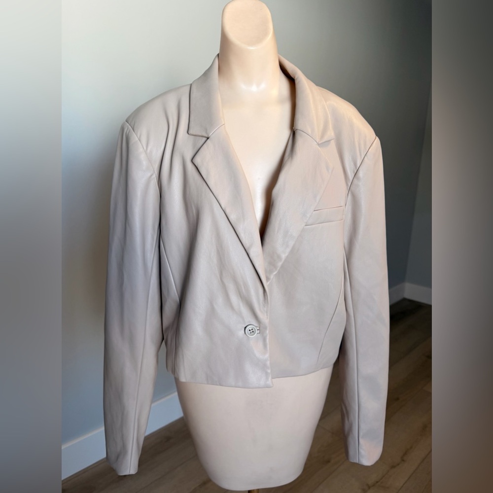 🌶️ Abercrombie & Fitch Cream Cropped Vegan Leather Blazer